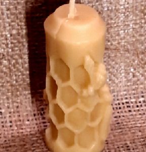Bougie , motif alvéolé abeille , 7cm / 2,5 cm